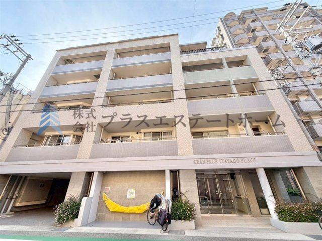 周辺環境充実♪スーパーは目の前♪区役所や銀行も徒歩圏内♪　3駅3路線利用可♪