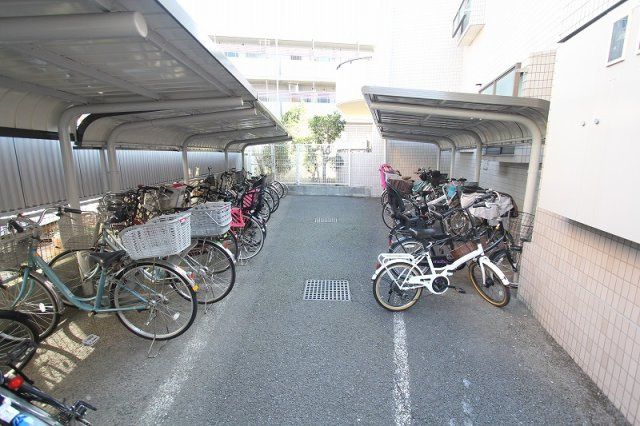 スーパーまで徒歩6分。たくさん買っても運ぶ負担の少ない距離です。