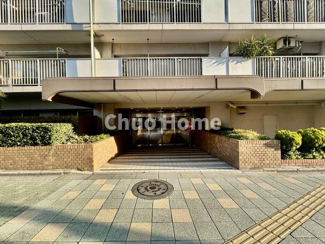 【エントランス】マンションのエントランスは、その物件の印象を決める、顔とも言える場所です。毎日通る場所ですからきれいなのが一番です。