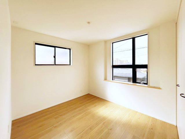 2階7帖の洋室です。大容量収納可能なWIC完備！