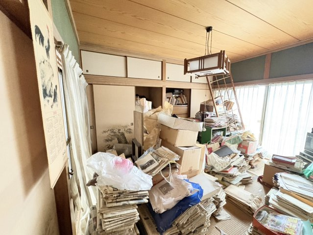 収納スペースが設けられた和室で、生活用品や季節物の整理にも便利な部屋です。大きな窓から光が入り、明るさを感じながら過ごせる空間。畳の落ち着いた雰囲気の中で、寝室や個室としても利用しやすくなっています。