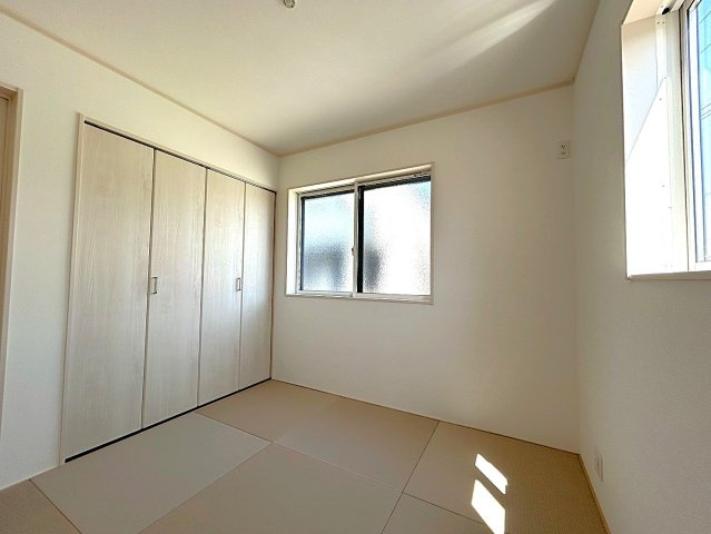 【久喜市菖蒲町菖蒲　9号棟◆和室】リビングからもホールからも出入り可能！