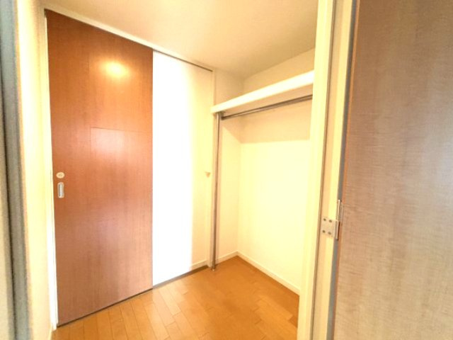 ウォークスルークローゼットがございます。7帖洋室とバスルームにつながります。