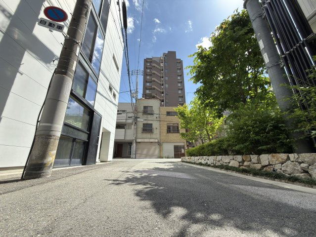 前面道路広々8メートル