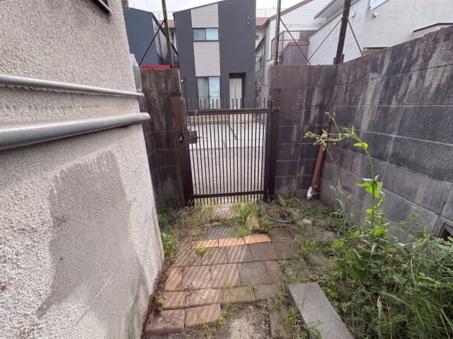 道路から室内が見えにくい配置となっており、落ち着いた住環境を感じられます。戸建感覚で利用しやすく、来客時の動線も確保。自分好みに植栽やアプローチを整える楽しみも広がるスペースです。
