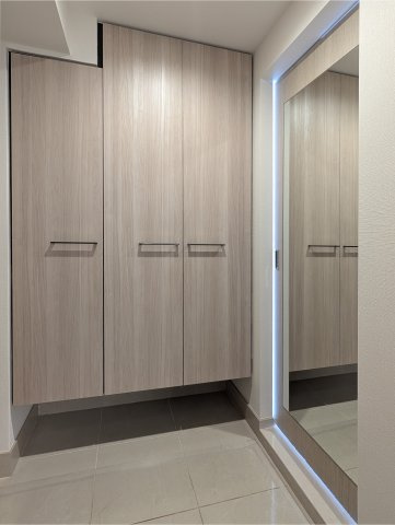 玄関収納も収納量たっぷりできれに片付きます　姿見も用意されております