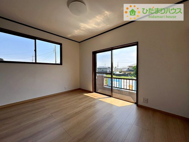 バルコニーに面していて、たっぷり光りの入る明るい子供部屋です！