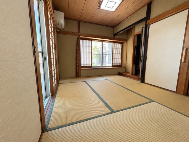 6帖の和室は二方向に窓があり光を取り込みやすい空間。押入も備わっているため布団や季節用品などをまとめて収納できます。LDKに隣接しており、普段のくつろぎスペースから客間まで幅広く活用しやすい一室です。