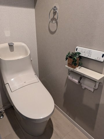 トイレは1階と2階の各階に完備♪こちらは1階のシャワートイレです☆