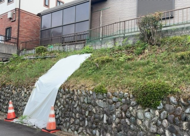 土地の面積＝住宅面積ではありません。建ぺい率の問題などで、土地のある場所によって住宅を建てられる面積は限られています。高さもしかり、「土地」という言葉の中には、建築条件も含まれると考えておきましょう。