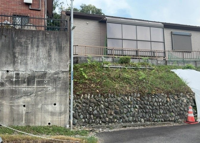 家を建てる場合、方位は要チェックです。現実的に日当たりのよい家ならばリビングは南側、建築基準法でも北側に当たる家への配慮は求められています。土地を見学に行く際は、方位磁針を持って行くようにしましょう。