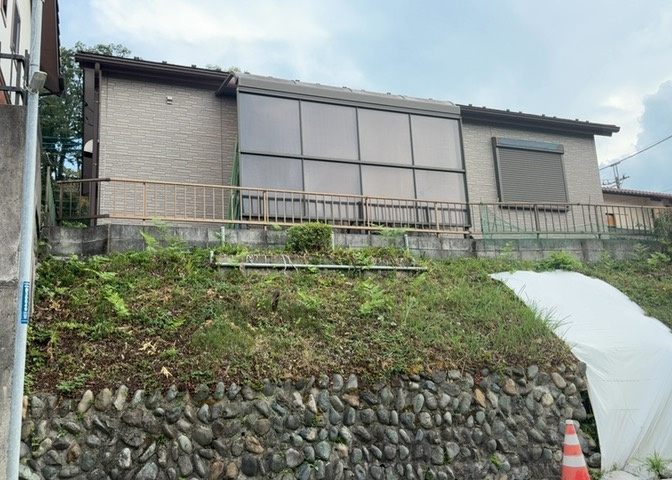 土地の前の道路に消火栓が設置されていることがあります。この場合、道路交通法第45条第1項により、駐車禁止の場所が指定されています。そのため、車庫などの駐車スペースをつくることができない場合があります。