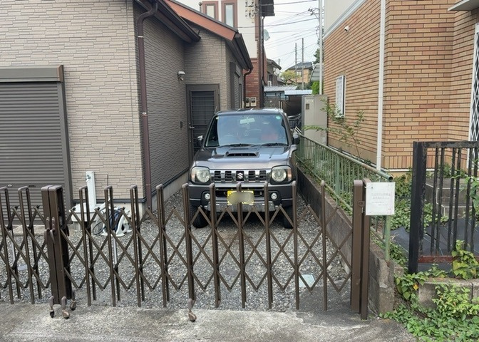土地購入を検討されている場合、境界杭がない状態で購入してしまうと境界確定測量をする必要があり、費用がかかります。購入の前に、売主、隣土地所有者立ち合いのもと境界を確定し境界杭を設置するのがベストです。
