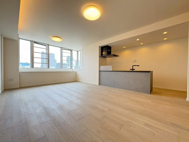 【リビングダイニング】約20.4帖の開放感のあるリビング！お部屋全体がとても明るく、暖かみある空間です☆