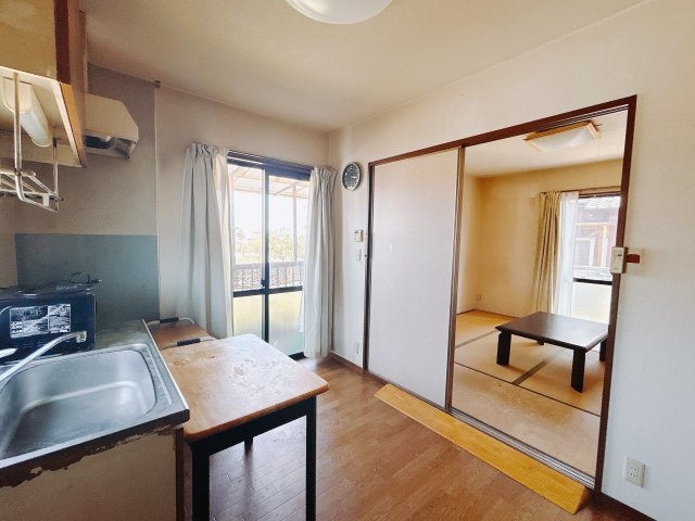 ■ダイニング｜キッチンそばにダイニングをご用意しています♪大きな窓付きで日当たり◎です♪