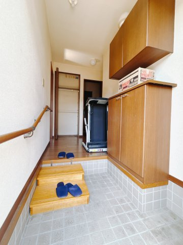 ■玄関｜毎日の「いってらっしゃい」や「お帰りなさい」を大切なご家族と過ごす玄関は〈使いやすさ〉を追求しております。玄関横の物入は急な来客時でもさっとお片付けできるスペースを確保しています。