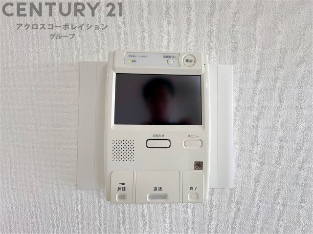 訪問者が来たときにテレビ画面で確認できるため、安心してドアを開けられます。録画機能があるものもあり、留守中に来訪者を記録しておくことができます。利便性が高く、セキュリティ面でも安心です。
