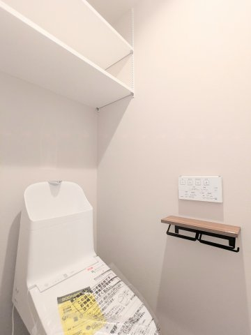 ～吊戸棚付きのトイレ写真～　消耗品等の収納が可能で便利です！