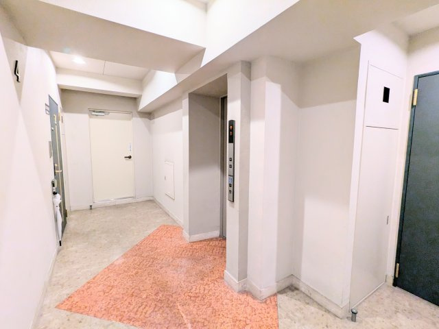 ～プライバシー性や防犯性が高く、天候に左右されない快適な居住空間を実現する内廊下です～