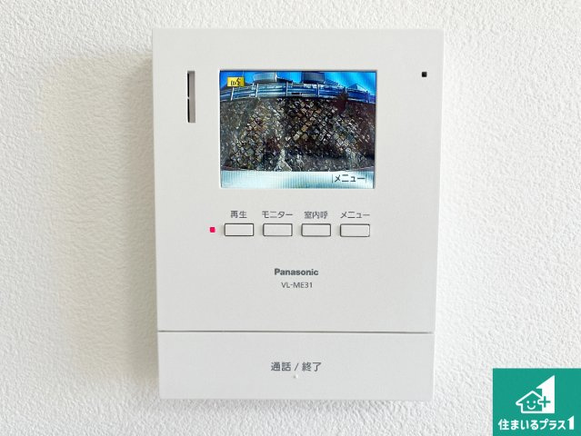 カラーモニターインターホン！声だけでなく来訪者の姿や顔がモニターで確認できるので、小さなお子様がいらっしゃるご家庭でも安心できます！