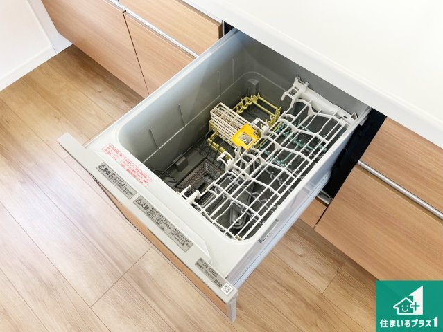 食事後の一仕事、食器洗いをボタン一つでお任せできちゃいます！場所を取らないビルトイン式なので、お料理スペースもしっかり確保！