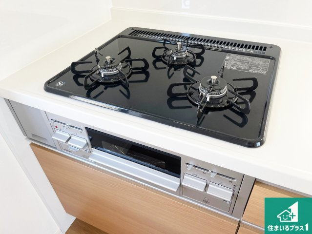 ダブル高火力Ｓｉセンサー付きコンロ！3口あるので、まとめて料理をする時も大活躍！