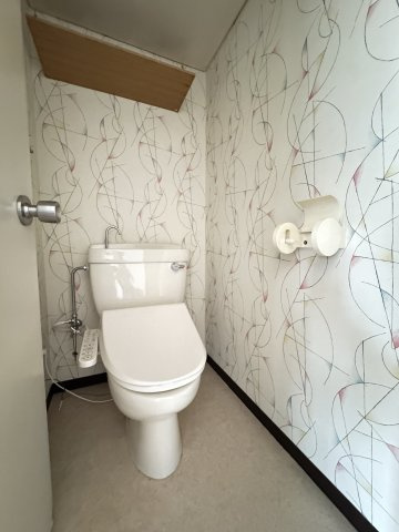 快適な温水洗浄機能付き。上部に収納があるとすっきりしたトイレが保てますね。