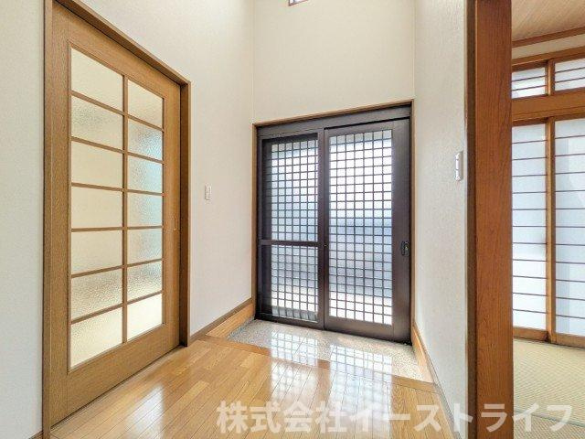 玄関扉に網戸もついた明るくキレイな玄関です！