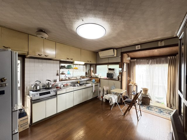 ダイニングとキッチンがゆったりとつながる空間です。作業スペースや収納も十分で、リフォーム次第で明るく機能的なLDKへとアレンジ可能です。家族の会話が自然と生まれる住まいの空間です。