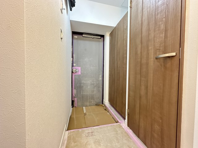 木目調のシューズボックスが落ち着いた印象の玄関です。