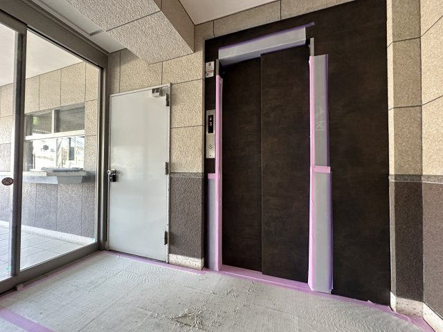 エレベーターを完備したマンションです。エントランスもバリアフリーなのでベビーカーでおでかけにも安心◎