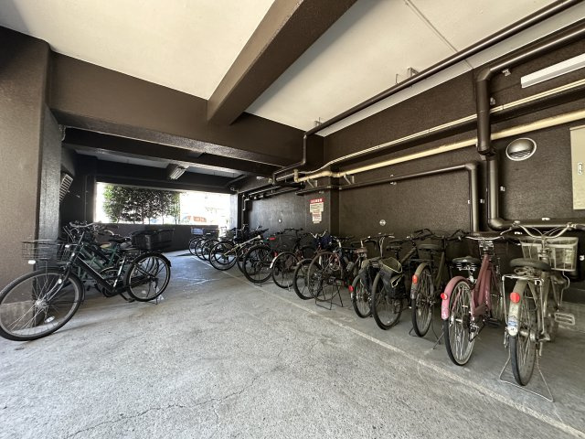 大切な自転車を雨から守ってくれる屋根付きの駐輪スペースです。