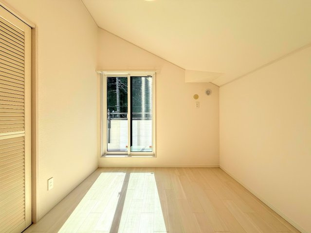 ◆室内はいつも明るい印象なので気持ちの良い朝を迎えられます。各部屋にはクローゼットを完備しており、収納が多いお家はすっきりして快適空間です。