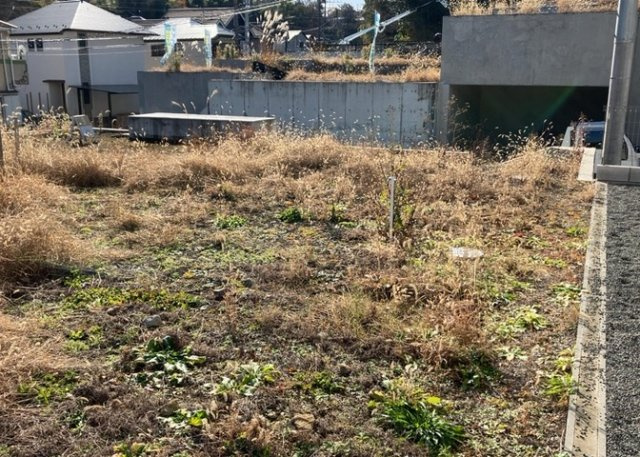 土地の形が極端に長細かったり、狭小地、あるいは道路との高低差がある傾斜地だった場合、後々売ろうとしても買い手がつかない場合もあります。後々、売却することになった時に価値の下がらない土地を選びましょう。