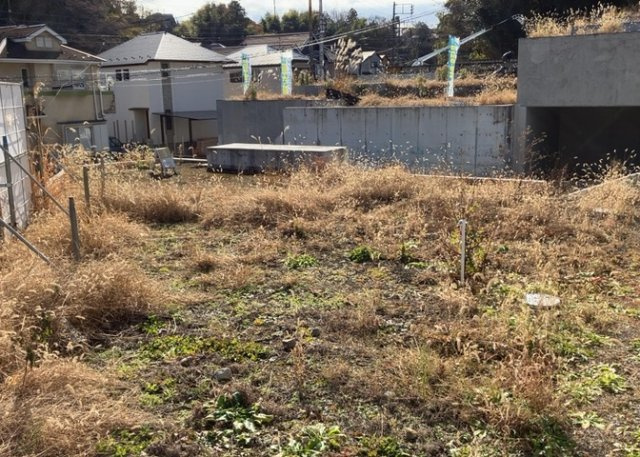 土地の面積＝住宅面積ではありません。建ぺい率の問題などで、土地のある場所によって住宅を建てられる面積は限られています。高さもしかり、「土地」という言葉の中には、建築条件も含まれると考えておきましょう。