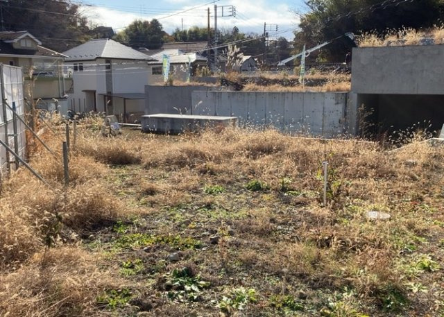 家を建てる場合、方位は要チェックです。現実的に日当たりのよい家ならばリビングは南側、建築基準法でも北側に当たる家への配慮は求められています。土地を見学に行く際は、方位磁針を持って行くようにしましょう。