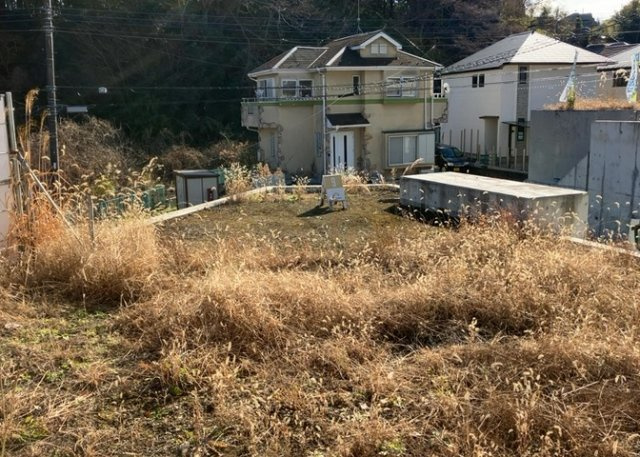 土地の前の道路に消火栓が設置されていることがあります。この場合、道路交通法第45条第1項により、駐車禁止の場所が指定されています。そのため、車庫などの駐車スペースをつくることができない場合があります。