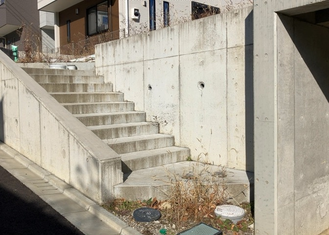 隣家の土地はどうなっているのか、生活利便施設が近くにあるのか、学校まで近いかなど、お客様のライフスタイルにあわせたイメージが重要です。また、近くにあると困る施設が近くにないかも確認するといいでしょう。