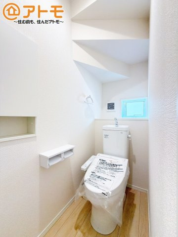 窓があり換気もすぐにできる、清潔感のあるトイレです♪