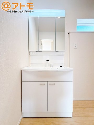 鏡の中の収納を使えば、家族の小物が集まる洗面台もスッキリ♪