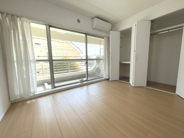 2階約5.9帖洋室。南向きで明るい空間。エアコン付き。