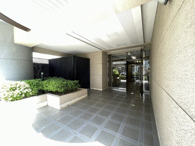 オートロックに加え管理人室もあり、防犯面でも安心のエントランス。　