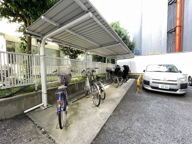 屋根付きの駐輪場で、サビや汚れの心配も不要。　