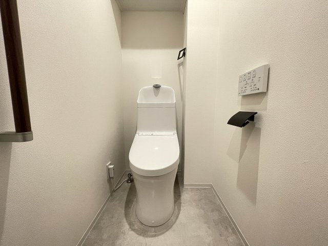 温水洗浄便座付きの清潔感あるトイレは、落ち着いた空間に。　