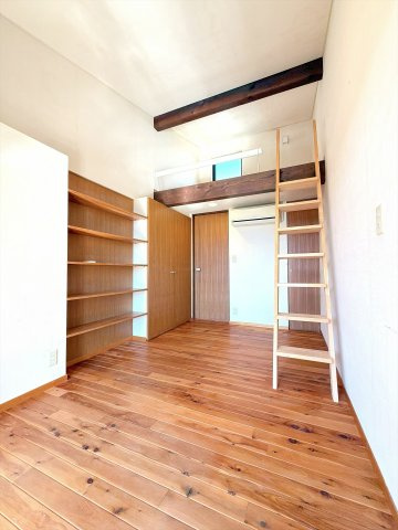5.6帖の2F南東洋室になります♪収納、ロフト付きのお部屋になります♪