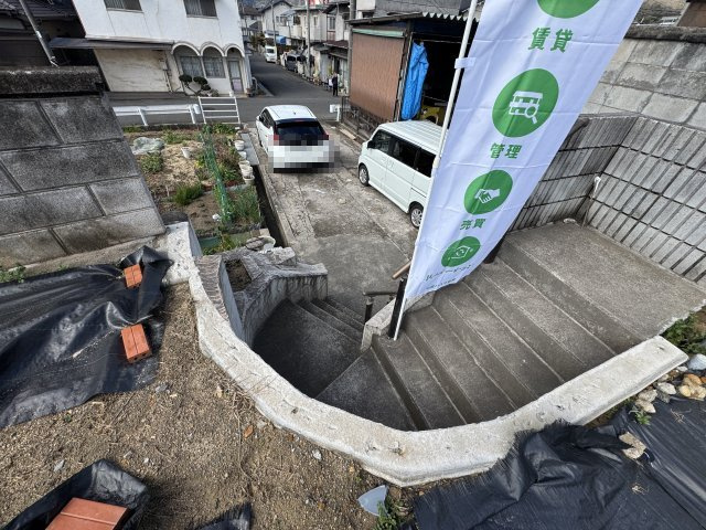 隣地との共有持ち分がございますが、現地は整地済みで建築計画を立てやすい状態です。高低差のある立地のため、プライバシー性を確保しやすいです。周辺は既存住宅が建ち並び、生活施設も徒歩圏内に揃っています。
