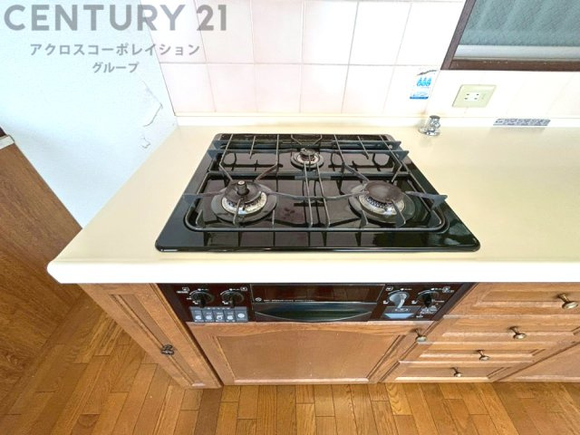 多数の調理器具を同時に使用でき、料理の効率化が可能。省エネで節約になり、様々な料理スタイルに適応できます。また、火力調整が独立しており、手入れや掃除もしやすく、今よりもっとお料理が楽しくなるかも。
