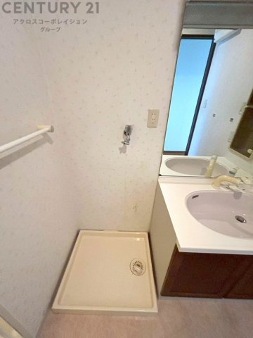 洗濯物の仕分け作業がしやすく、整理整頓が容易になります。洗濯音や湿気を他の部屋に持ち込まず、生活環境を快適に保ちます。上部を活用すれば収納スペースを確保でき洗剤や洗濯用品の整理もしやすくなります。