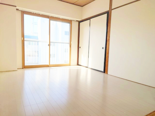 押入収納がありますのでスッキリした空間で過ごすことができますね