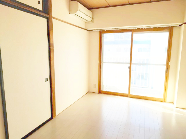 おおきな窓があり明るく開放的な印象になりますね。